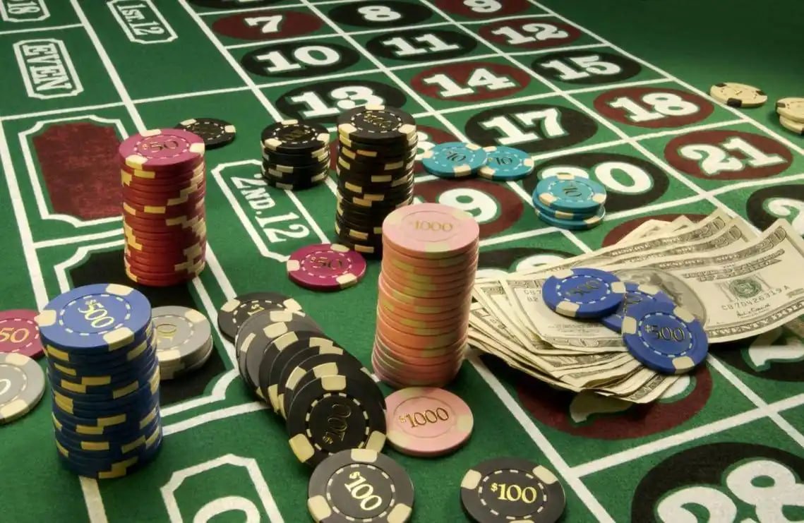 680k Slots section showing colourful online slot game reels on a mobile screen